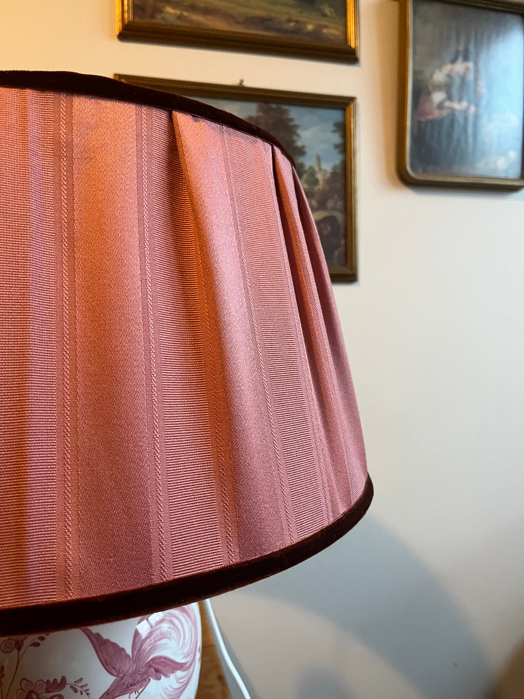 Lampe en céramique peinte à la main – pièce unique

Signée Marie Demeures