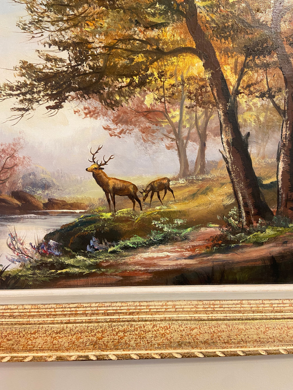 Grand tableau ancien “Sous-bois aux cerfs” — huile sur toile, cadre bois