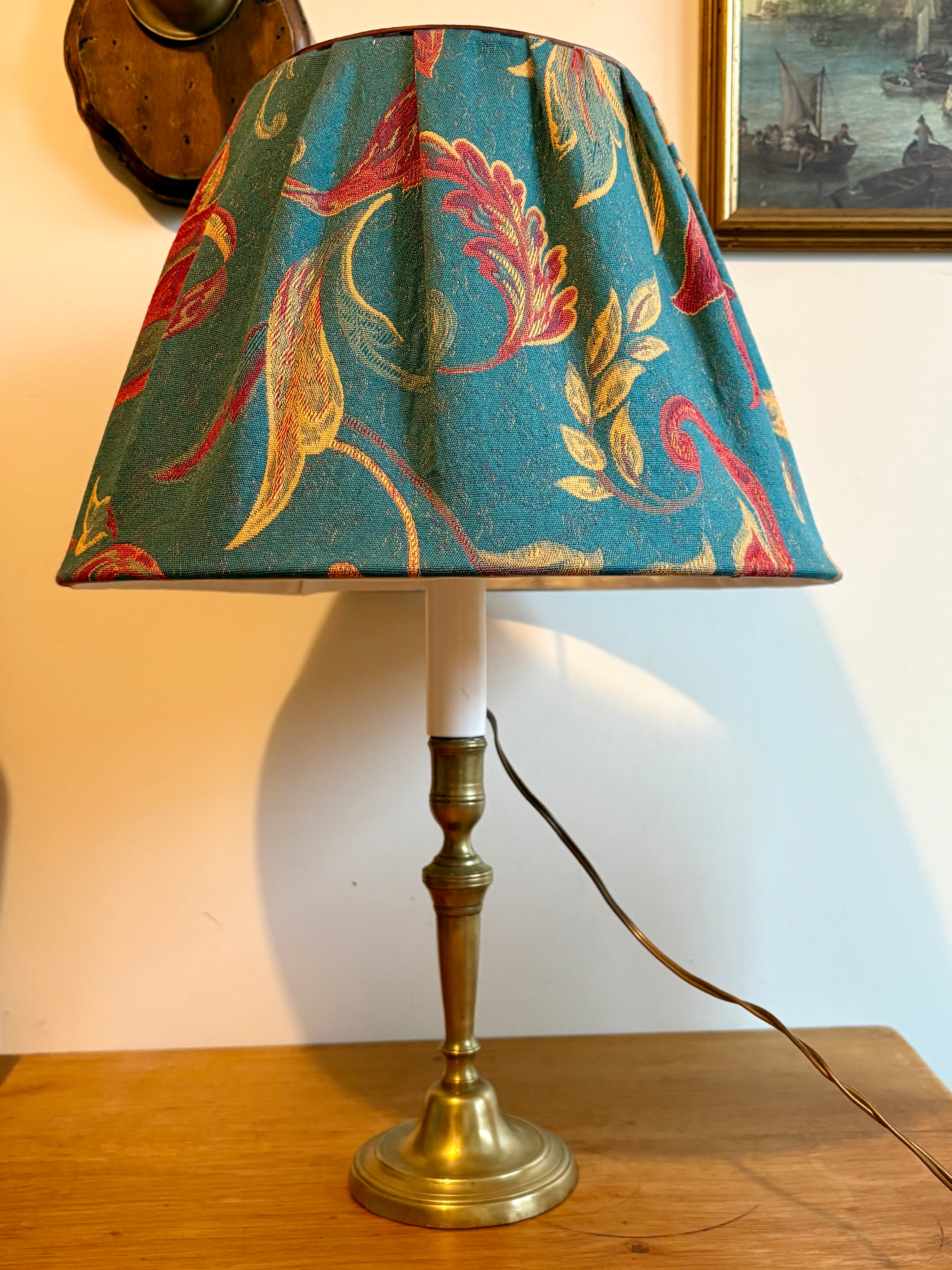 Lampe en laiton patiné – Abat-jour tapisserie vert sapin fait main