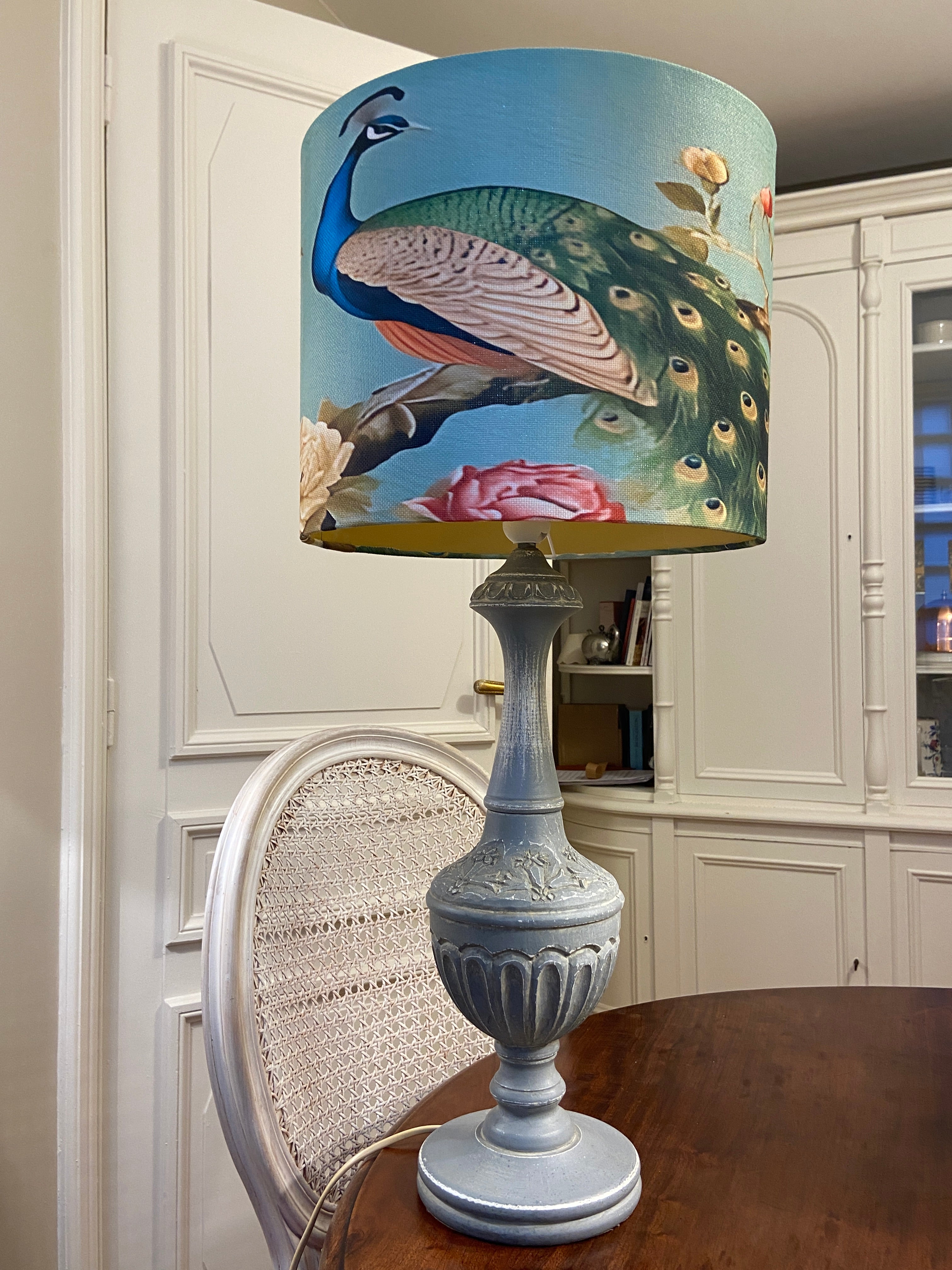 Lampe sur pied en bois sculpté &amp; abat-jour Paon rond