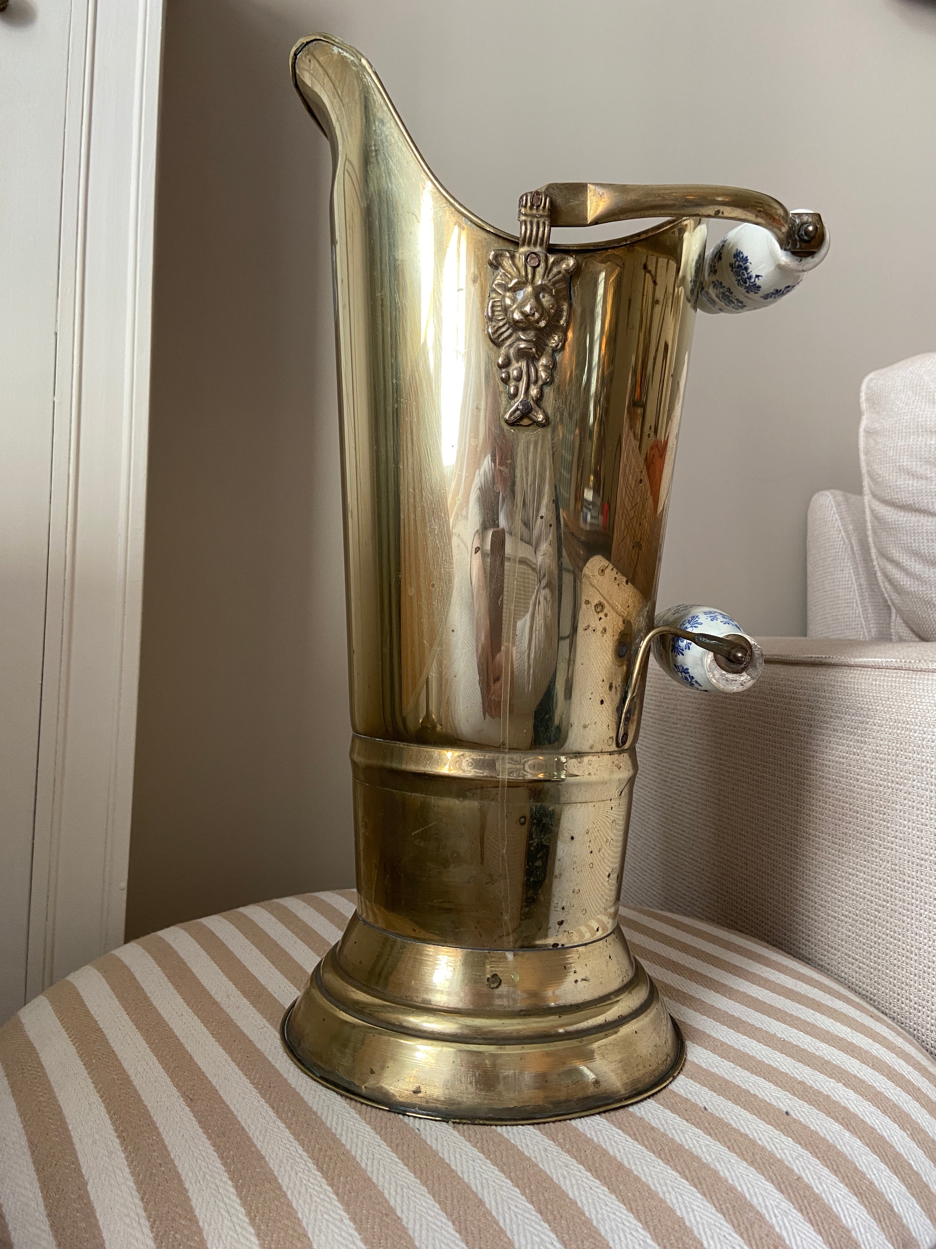 Porte-parapluies en laiton et faïence bleue et blanche – Pièce unique