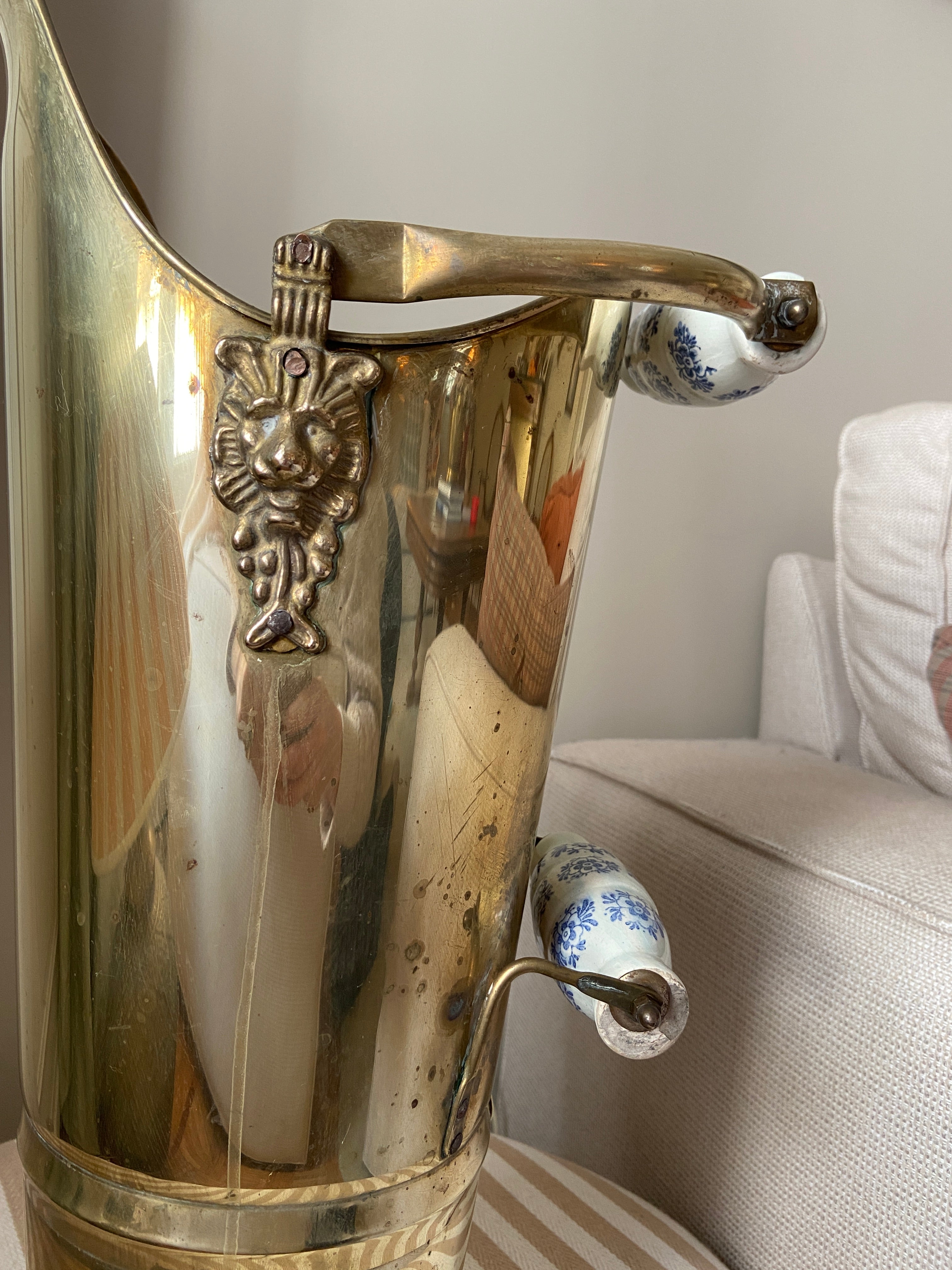 Porte-parapluies en laiton et faïence bleue et blanche – Pièce unique