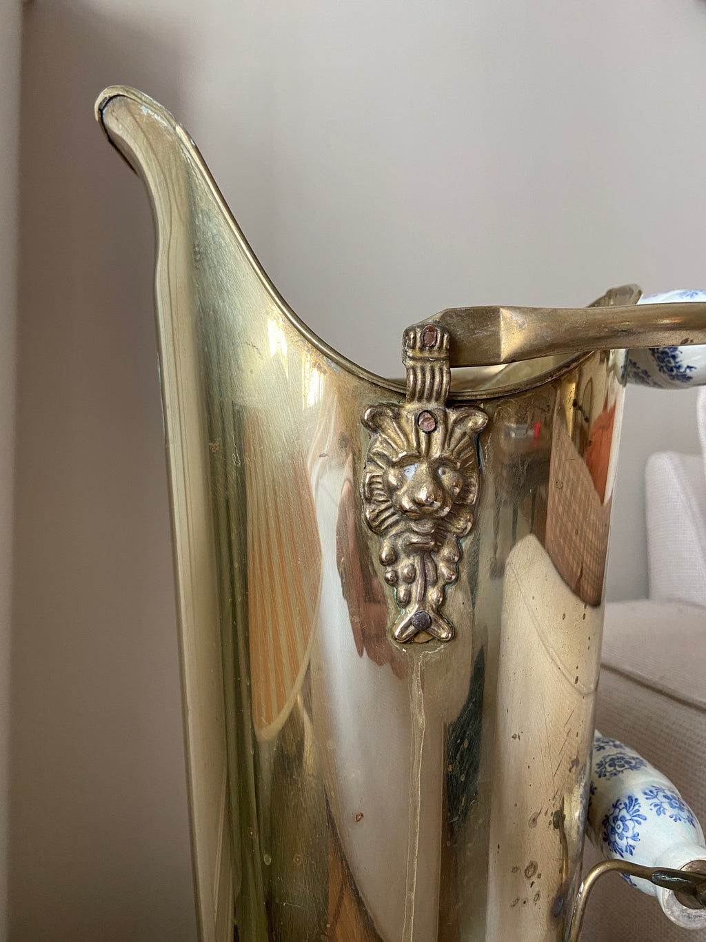 Porte-parapluies en laiton et faïence bleue et blanche – Pièce unique