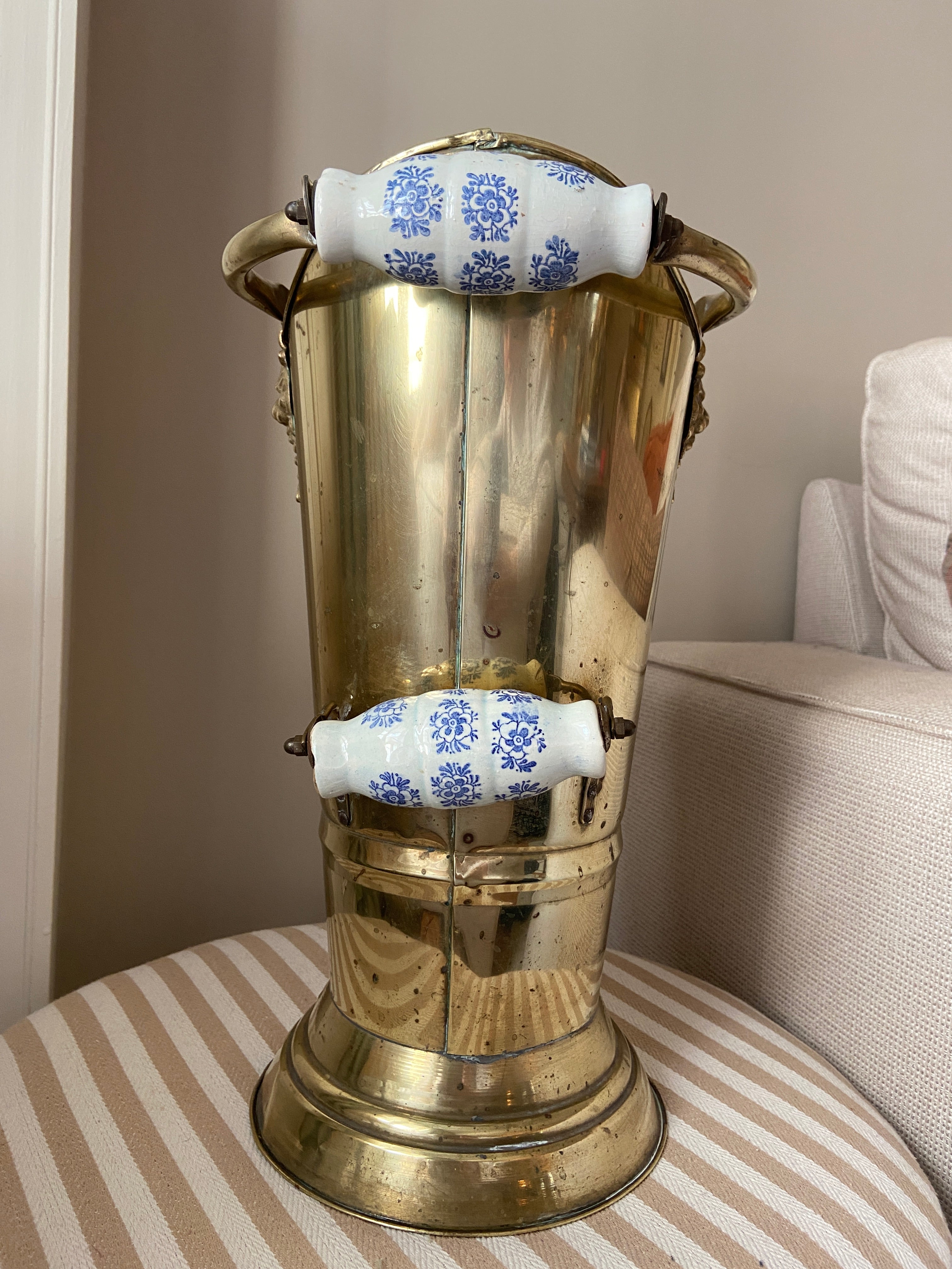 Porte-parapluies en laiton et faïence bleue et blanche – Pièce unique