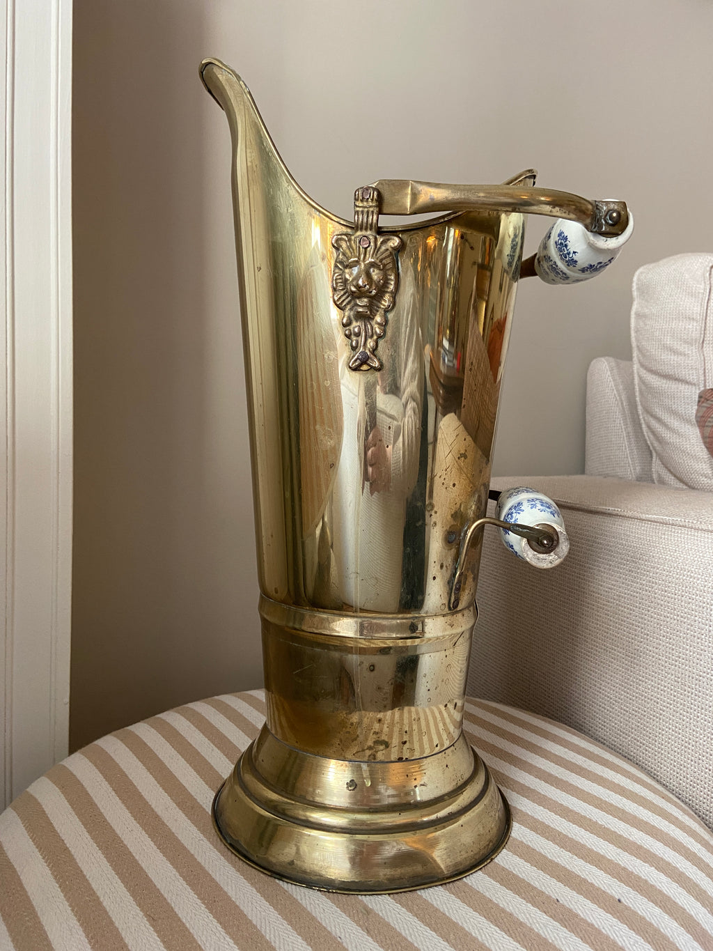 Porte-parapluies en laiton et faïence bleue et blanche – Pièce unique