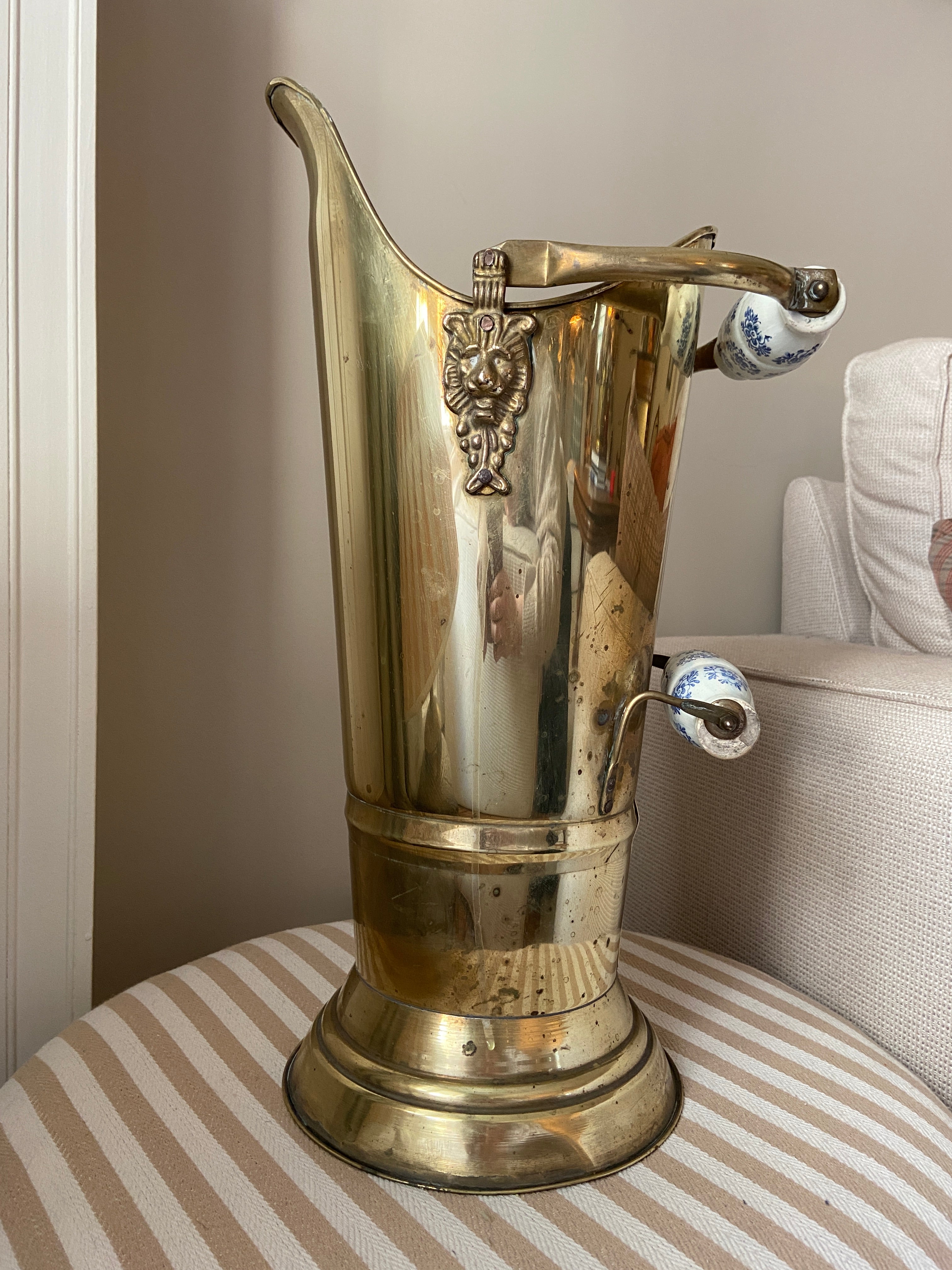 Porte-parapluies en laiton et faïence bleue et blanche – Pièce unique