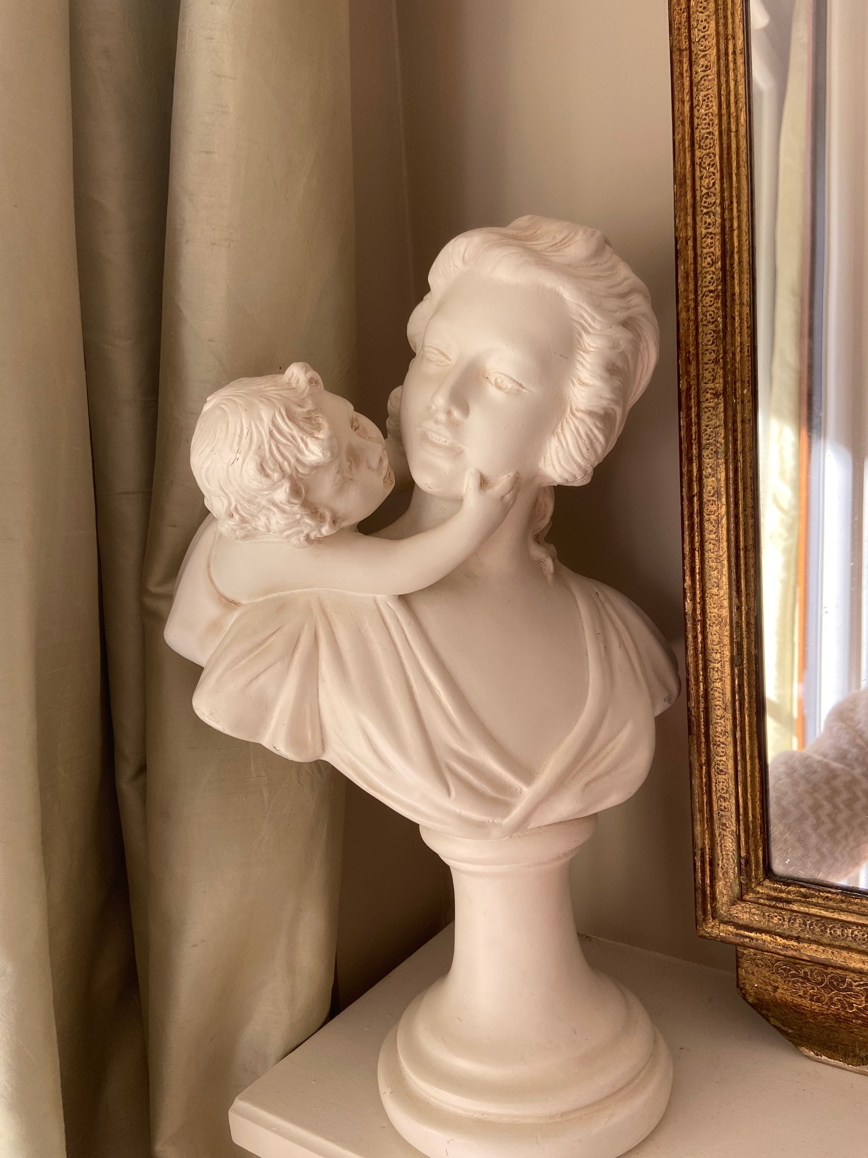 Buste d'une mère et de son enfant