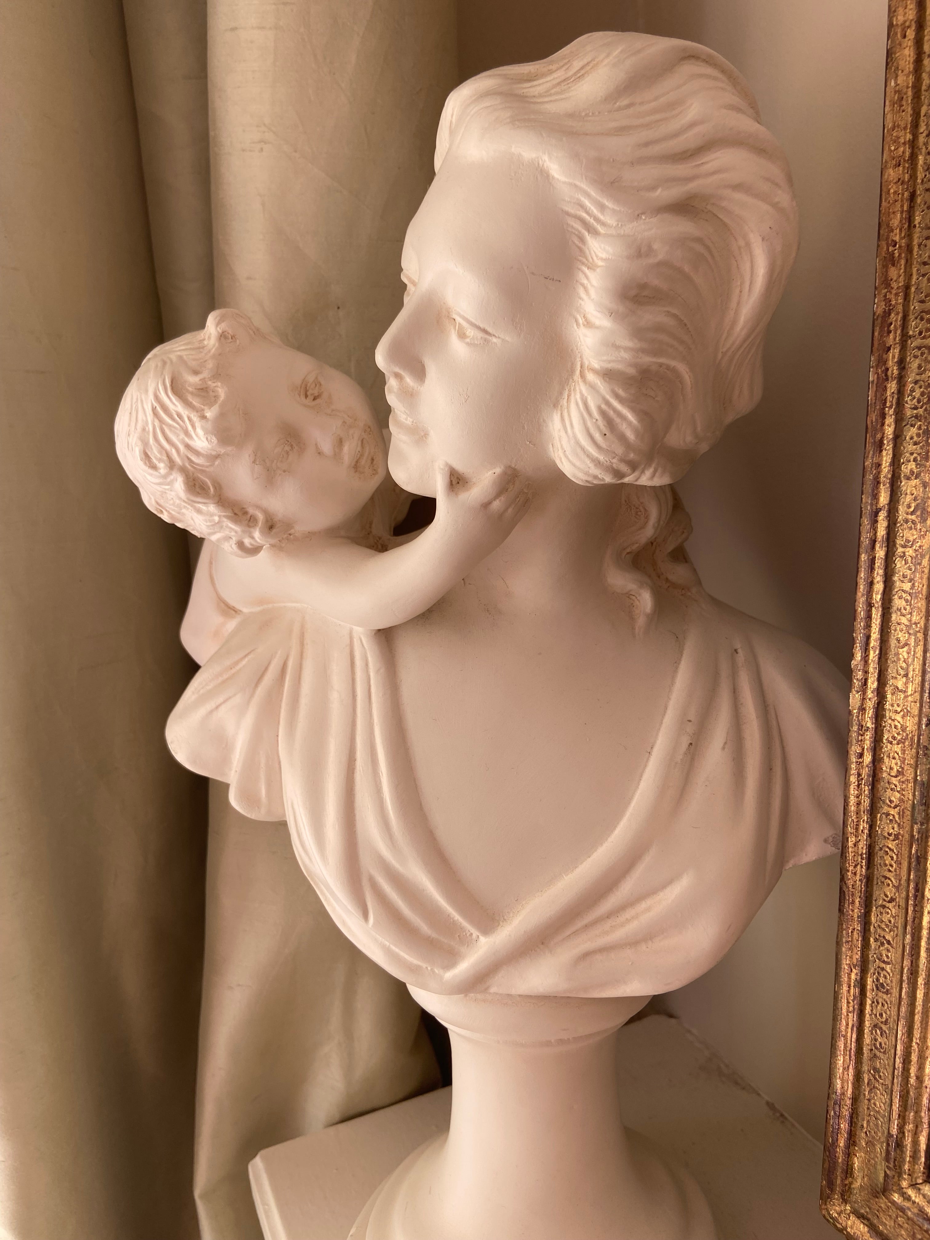 Buste d'une mère et de son enfant