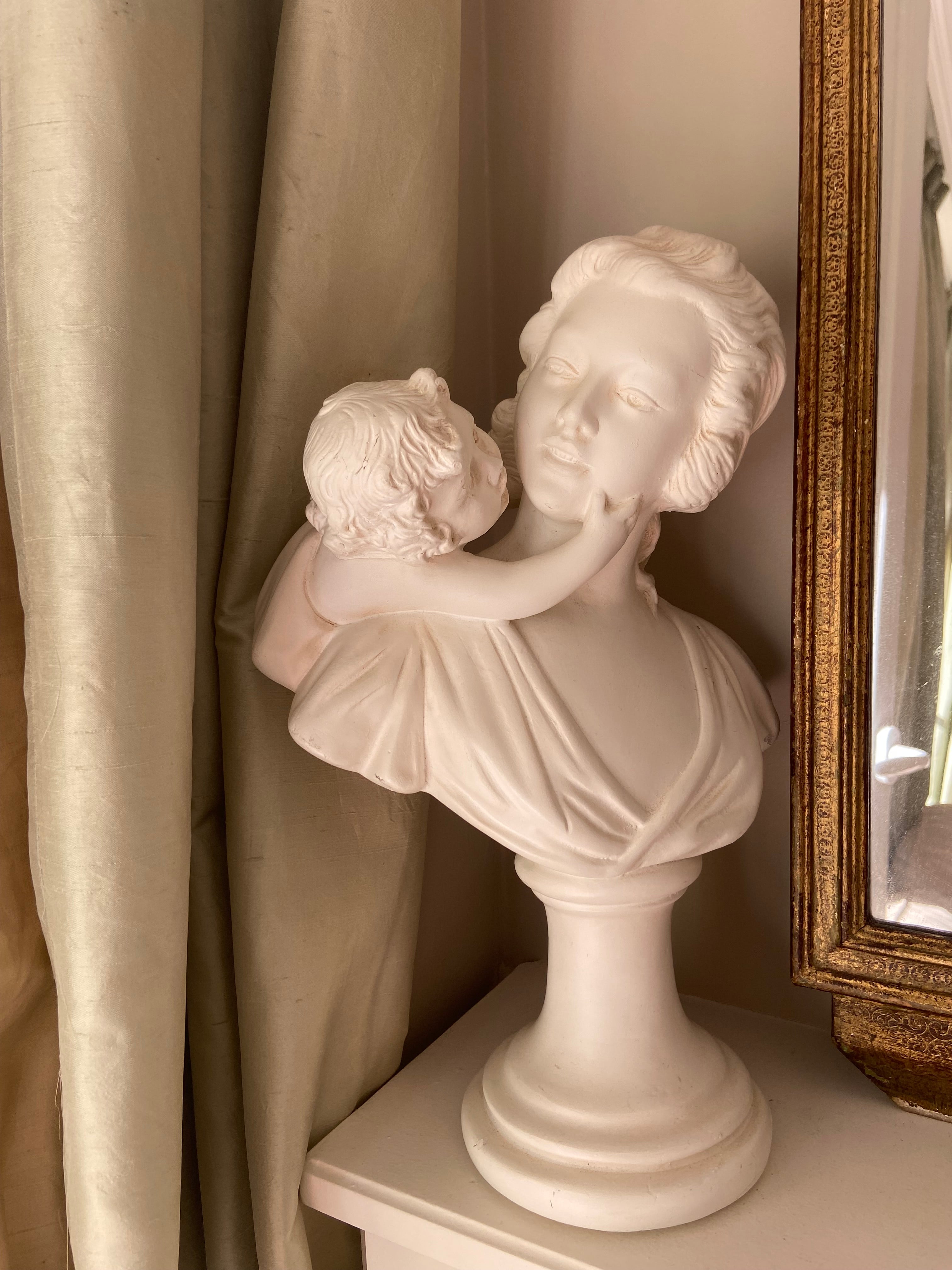 Buste d'une mère et de son enfant