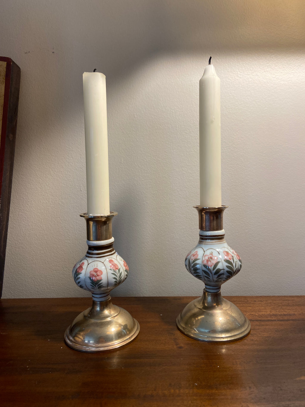 Paire de bougeoirs laiton et céramique