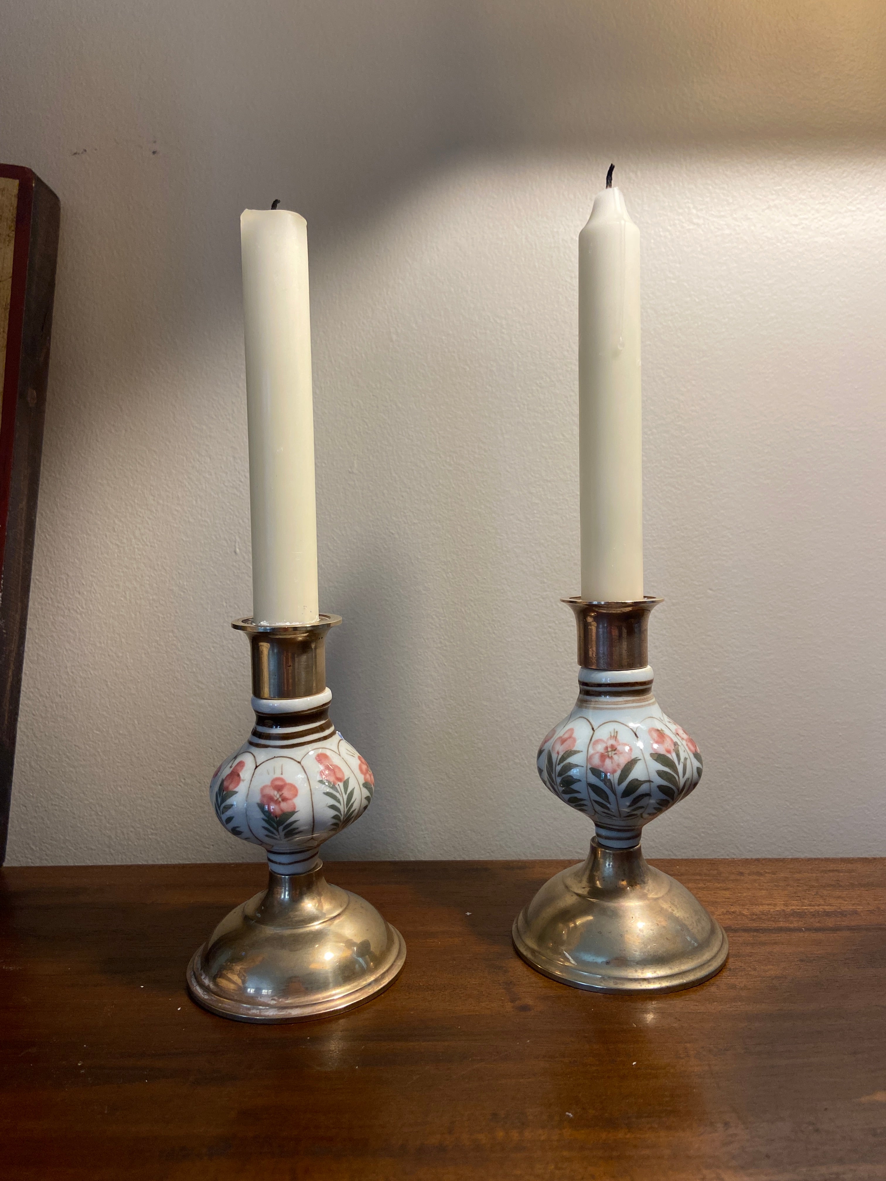 Paire de bougeoirs laiton et céramique